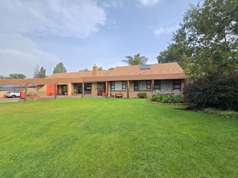 4 Bedroom Expansive Family Home with 3 Flatlets and Golf Course Views - Photo 5