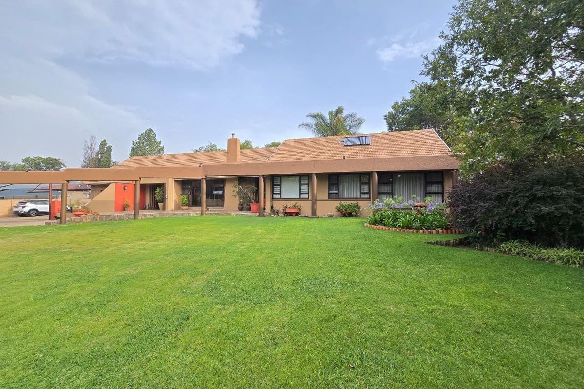 4 Bedroom Expansive Family Home with 3 Flatlets and Golf Course Views - Photo 5