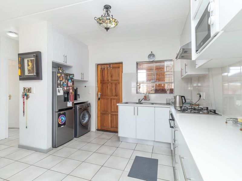 Honeypark Haven: Modern, Stylish, Perfect Home for Families & Pets! - Photo 4