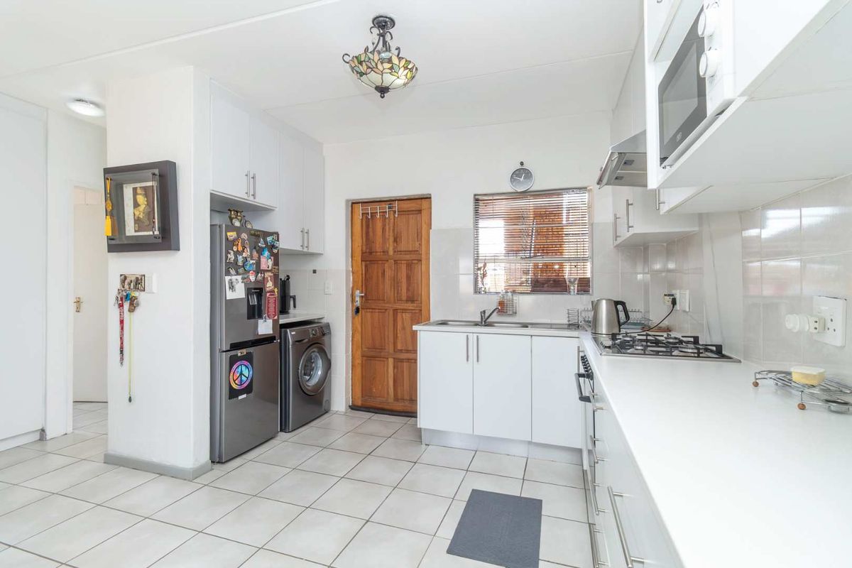 Honeypark Haven: Modern, Stylish, Perfect Home for Families & Pets! - Photo 4