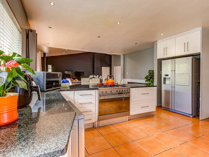 Hidden gem in a perfect location - Photo 10