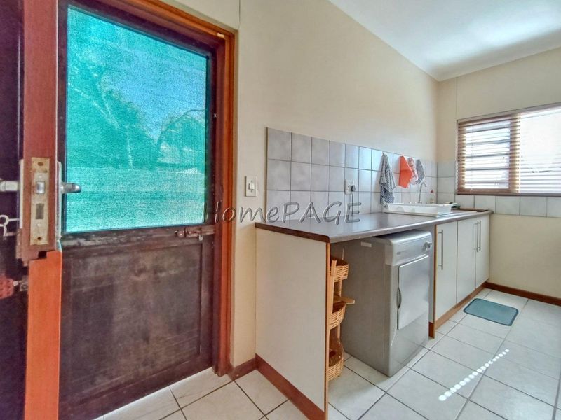 Hermes, Walvis Bay:  Neat 4 bedr home with 1 bedr flat is for sale - Photo 8