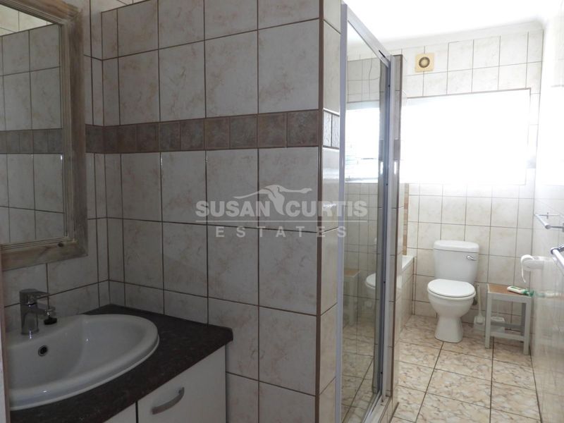 Family house with safety first - Photo 9