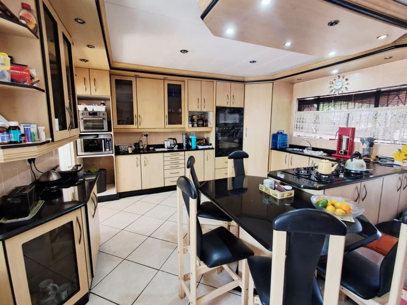 4 Bedroom House for Sale in Brackendowns - Photo 2