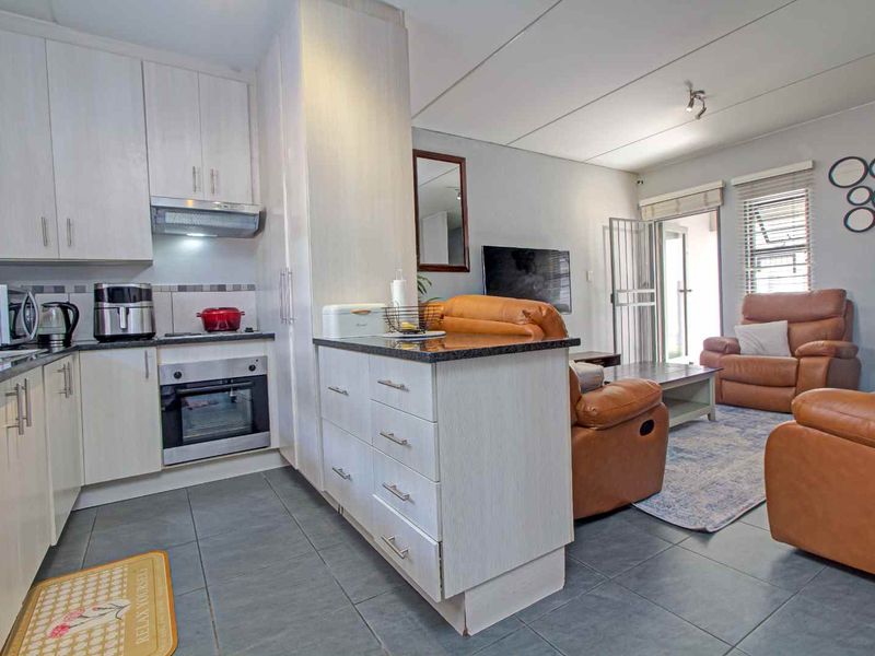 Modern Townhouse in Prime Location with Excellent Amenities - Photo 6