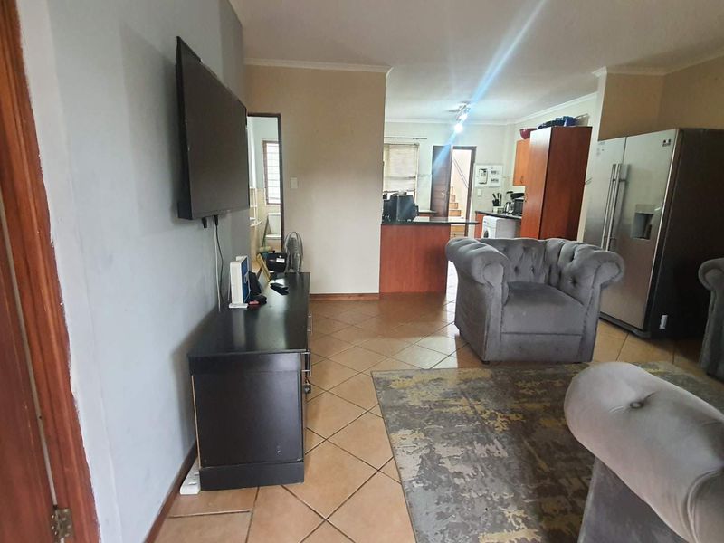 **Charming 2-Bedroom Apartment with Modern Amenities** - Photo 6