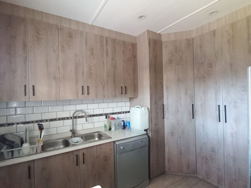 Ultimate Luxury Living: Spectacular Family Retreat with Granny Flat and Resort-Style Amenities - Photo 2