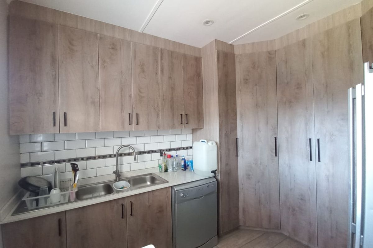 Ultimate Luxury Living: Spectacular Family Retreat with Granny Flat and Resort-Style Amenities - Photo 2