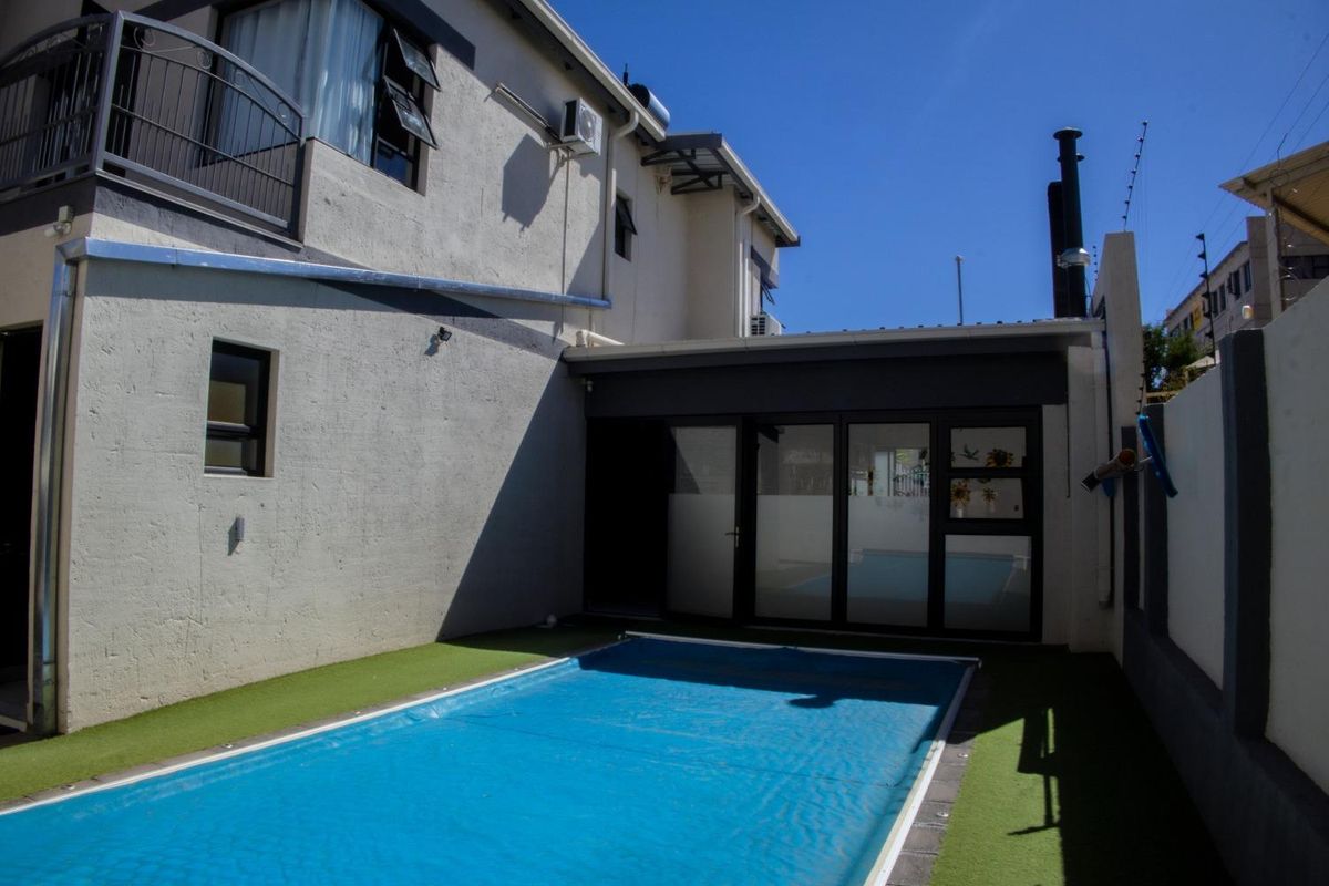 Luxurious and spacious 5 Bedroom Home with Flatlet - Kleine Kuppe - Photo 2