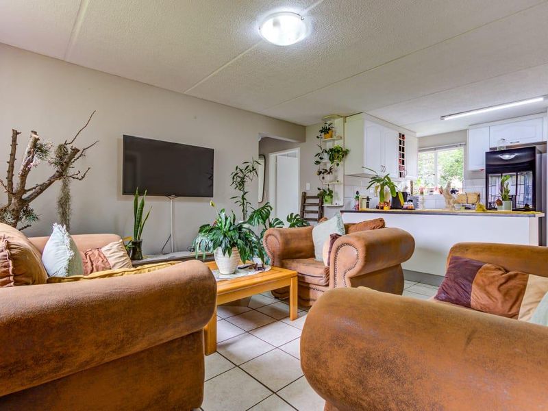 2 Bedroom Townhouse in Glen Marais - Photo 2