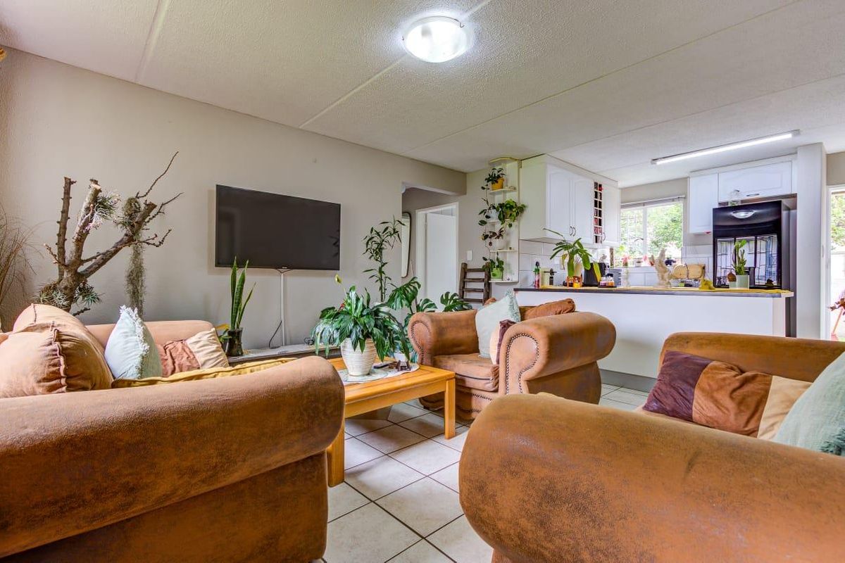 2 Bedroom Townhouse in Glen Marais - Photo 2