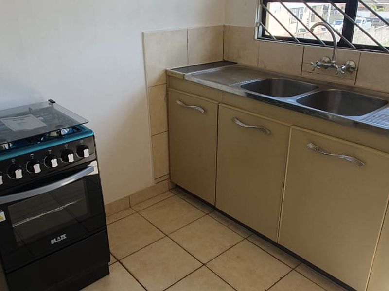 Welcome to this charming single-family home available for rent in the sought-after neighborhood of Brackenham. - Photo 3