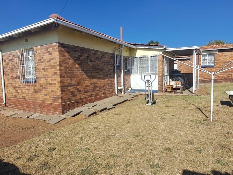Spacious 3-Bedroom Family Home with Enclosed Patio & Double Garage - Photo 5