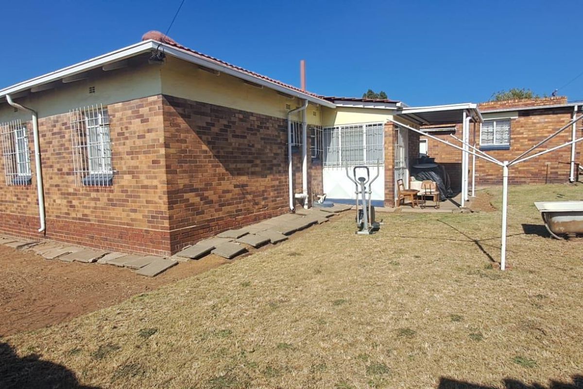 Spacious 3-Bedroom Family Home with Enclosed Patio & Double Garage - Photo 5
