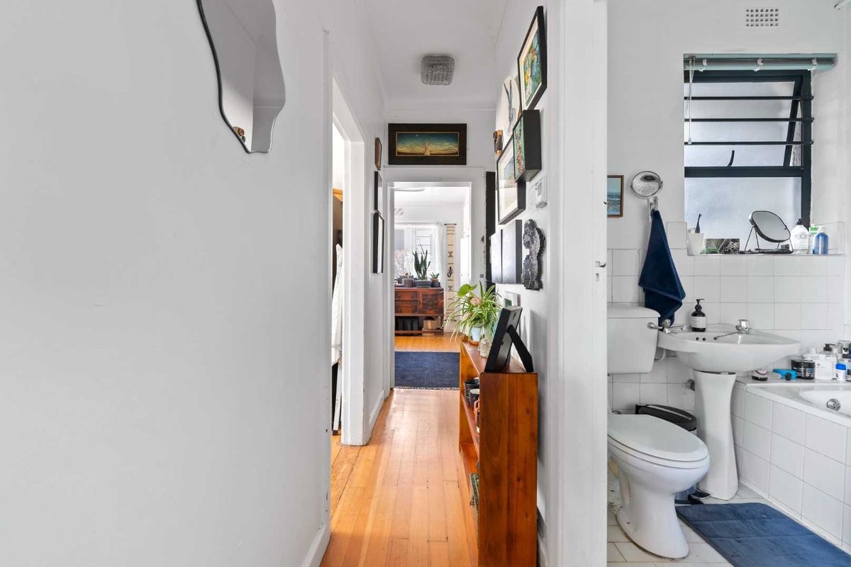 One Bedroom Apartment in Prime Vredehoek Location - Photo 2