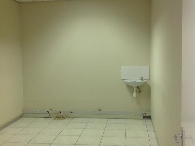 TO LET:  WINDHOEK WEST - WEST CARE MEDICAL CENTRE - Photo 4