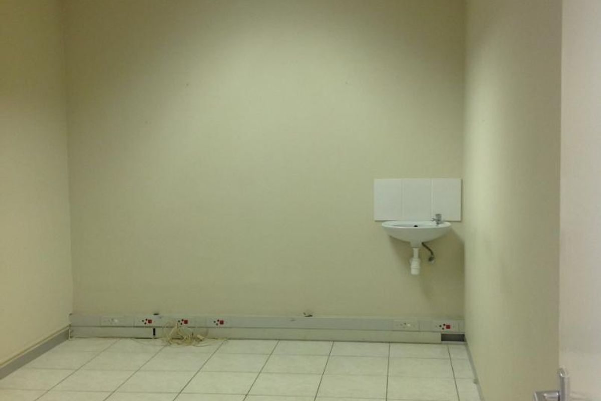 TO LET:  WINDHOEK WEST - WEST CARE MEDICAL CENTRE - Photo 4