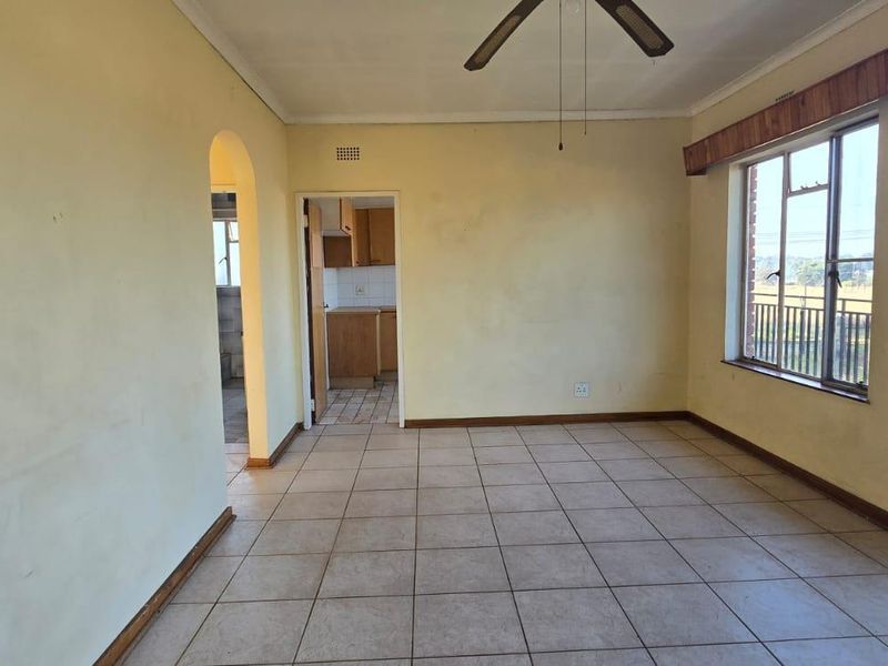 Spacious 2-Bedroom Garden Cottage in a Tranquil Setting - Photo 3