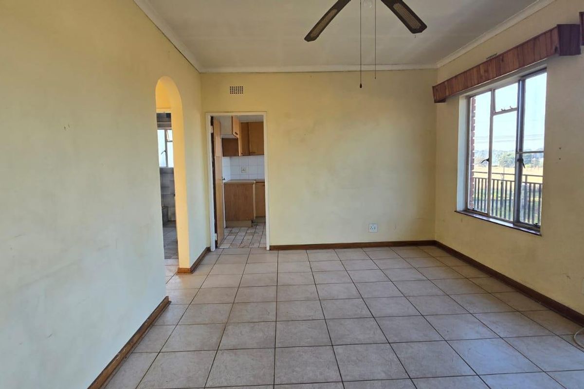 Spacious 2-Bedroom Garden Cottage in a Tranquil Setting - Photo 3