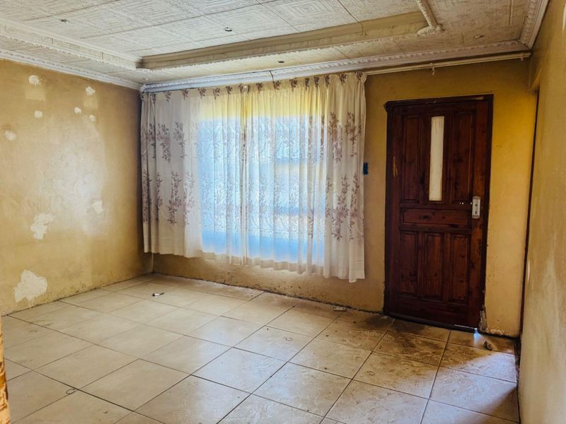 Charming 3-Bedroom Home for Sale in Queenstown Ezibeleni - Photo 6