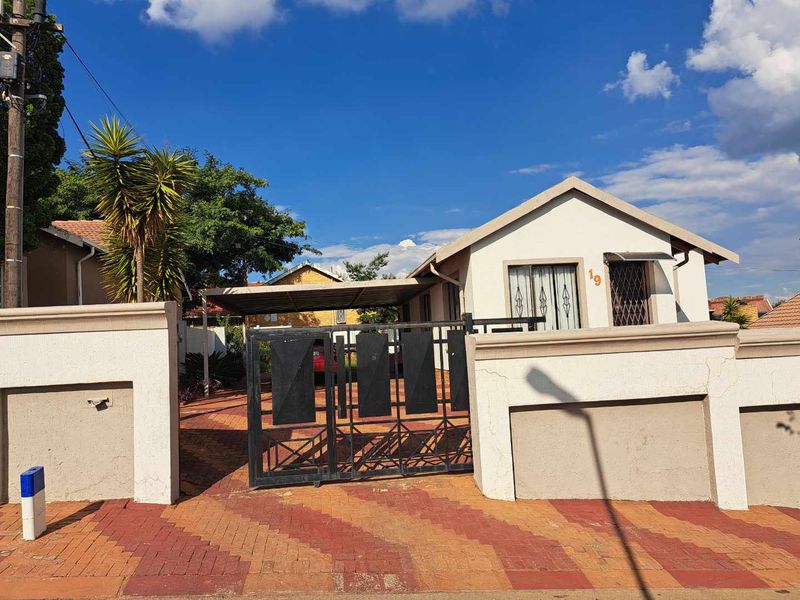 Stunning home with 3 bedrooms,1 bathroom,lounge - Photo 1