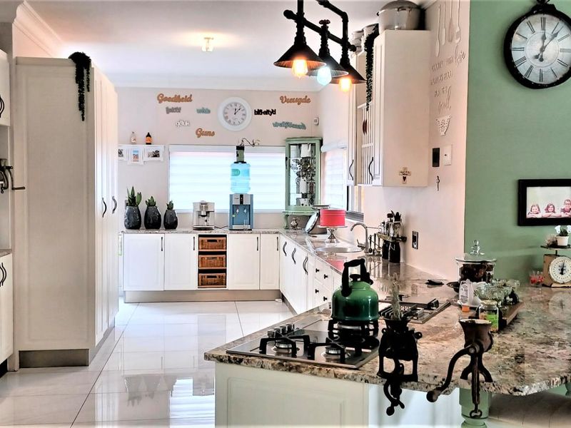 Exclusive Modern Home for Sale in Prime Auasblick Cul-de-Sac - Photo 4