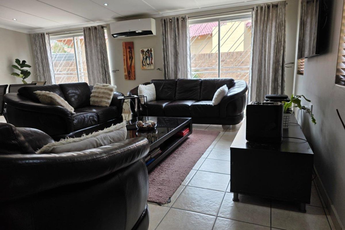 Modern, Upmarket Townhouse in a Secure Complex - Photo 5