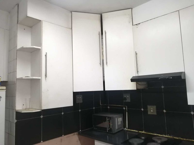 Prime Location, Prime Investment: Sunnyside 2.5BR Apartment - Photo 6