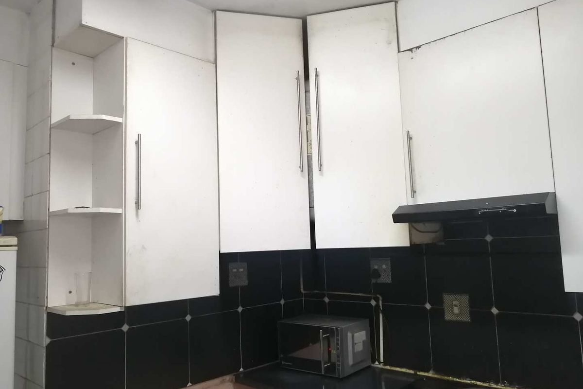 Prime Location, Prime Investment: Sunnyside 2.5 BR Apartment - Photo 4