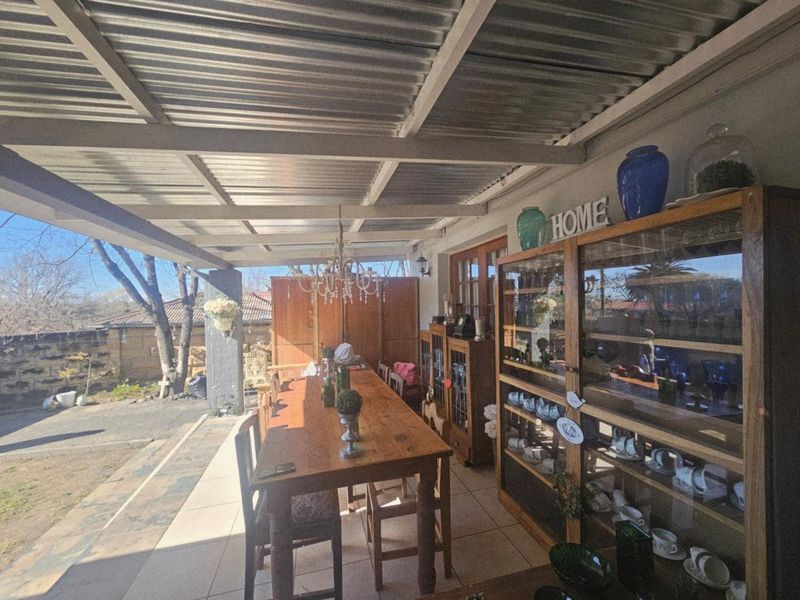 **Charming Cottage-Style Property with Endless Potential** - Photo 4