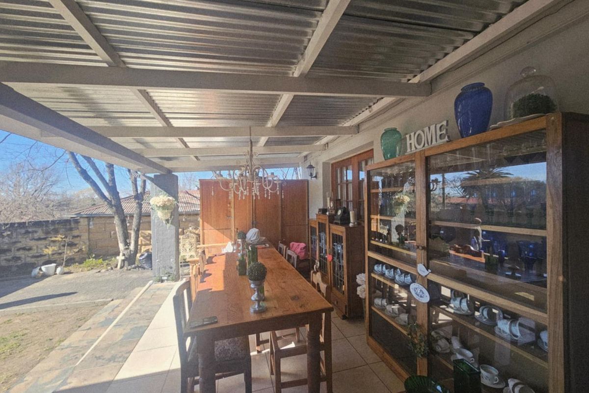 **Charming Cottage-Style Property with Endless Potential** - Photo 4