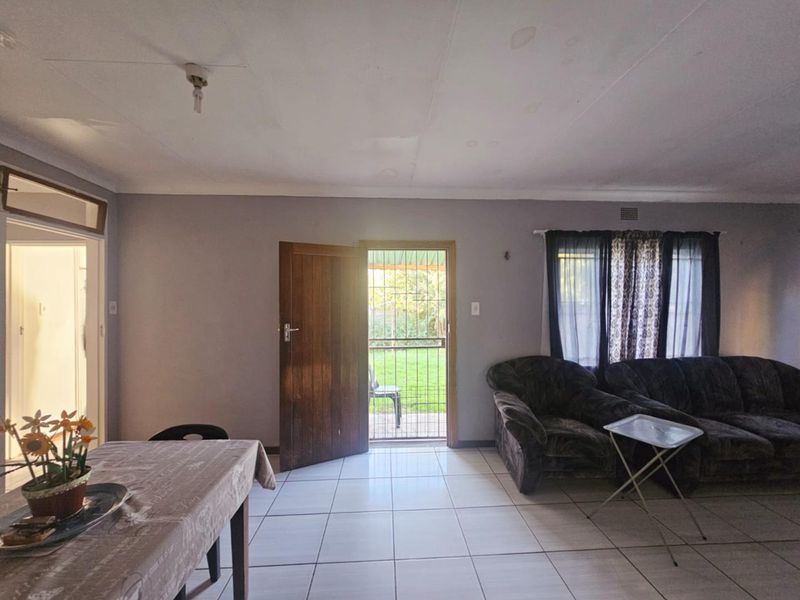 **Charming 3-Bedroom Home in Prime Location** - Photo 6