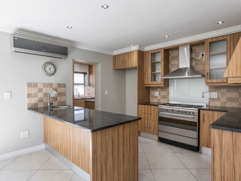 Elegant Three-Bedroom Family Home in a Peaceful Setting for Rent on Val de Vie Estate - Photo 3