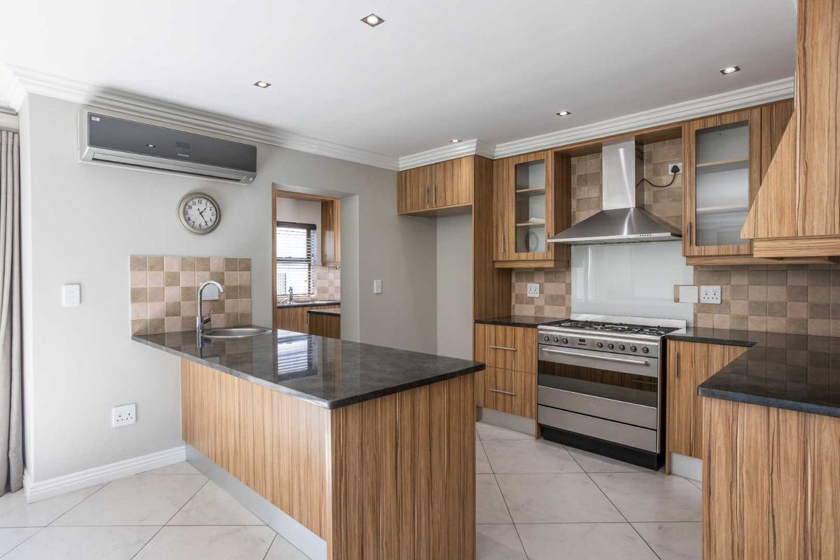 Elegant Three-Bedroom Family Home in a Peaceful Setting for Rent on Val de Vie Estate - Photo 3