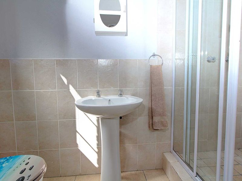 Effortless Living: Stylish Townhouse Awaits You! - Photo 10