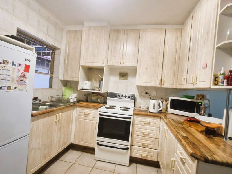 Versatile Family Home with Private Flat - Photo 3