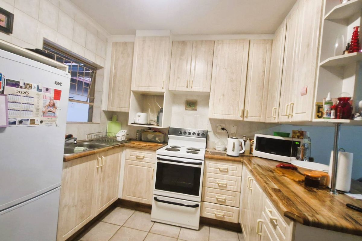 Versatile Family Home with Private Flat - Photo 3