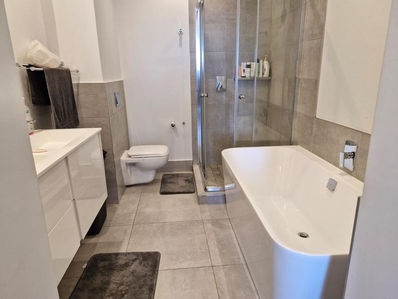 Modern 2 Bedroom 2 Bathroom apartment - Photo 10