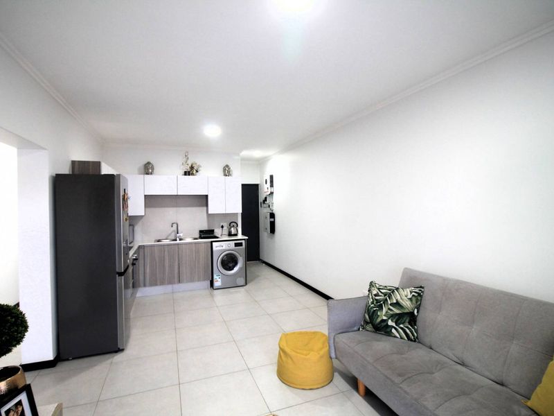 Stunning Three Bedroom Apartment in Ventura - Photo 9