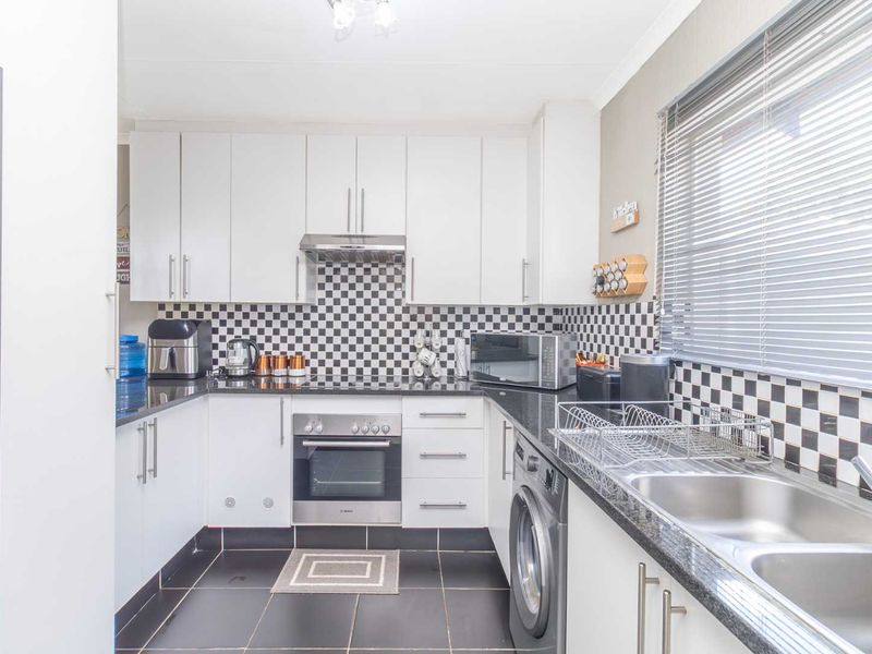 Modern 2-Bedroom Townhouse in Secure Appletree Lane, Northwold – Move-In Ready - Photo 9