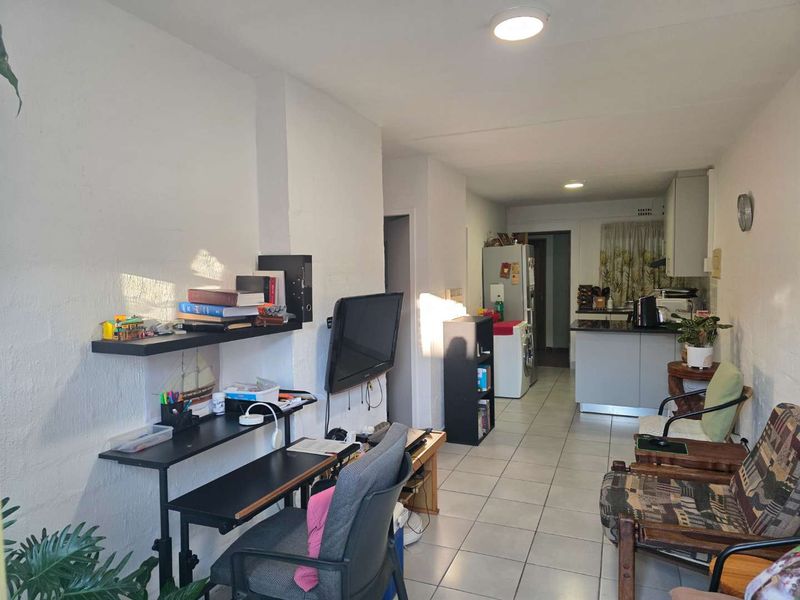 Newly Renovated 4 Bed 2 Bath Apartment open plan living area with kitchenette with 4 Secure Parkings allocated - Photo 2