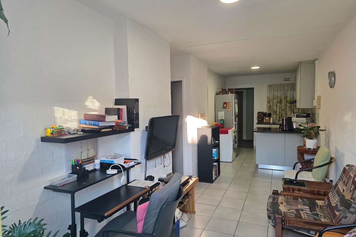 Newly Renovated 4 Bed 2 Bath Apartment open plan living area with kitchenette with 4 Secure Parkings allocated - Photo 2
