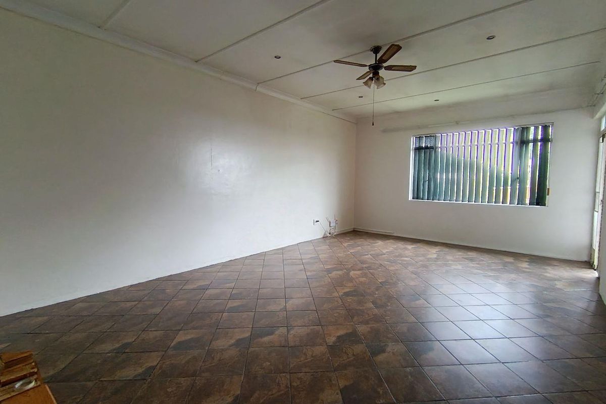 Stylish Top-Floor Living in the Heart of Bloemfontein. - Photo 4
