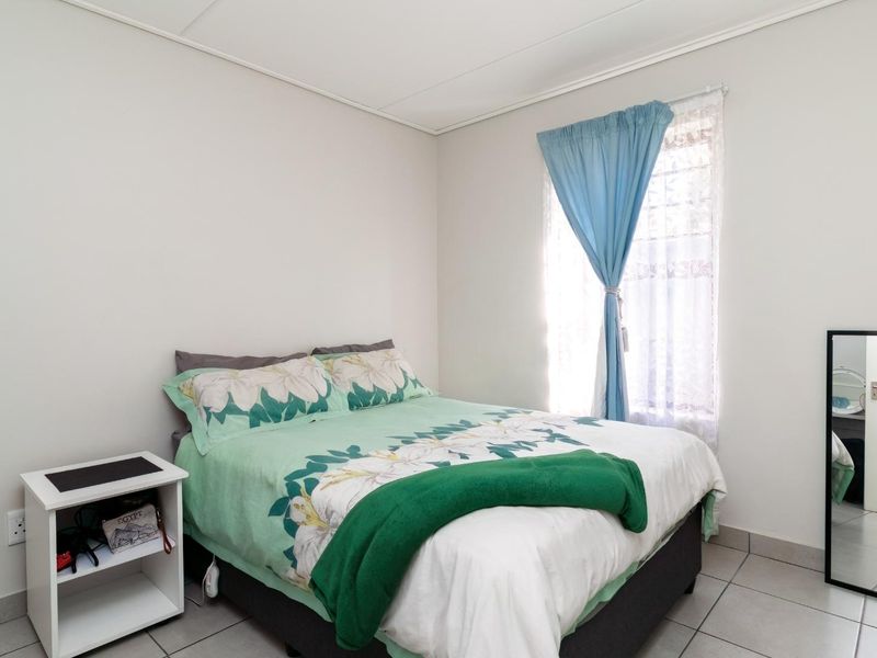 Modern ground-floor apartment with private garden in prime Bellville location. - Photo 9