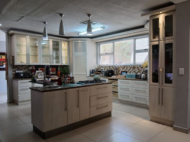 Freestanding home, for families seeking generous indoor & outdoor space. - Photo 4