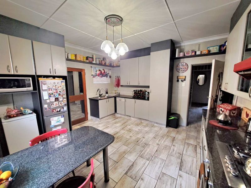 4 Bedroom Home for Sale in Cinderella - Photo 2
