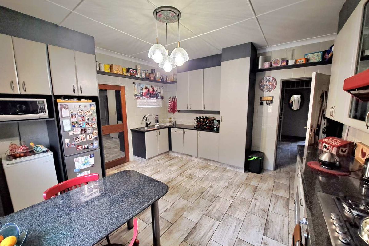 4 Bedroom Home for Sale in Cinderella - Photo 2