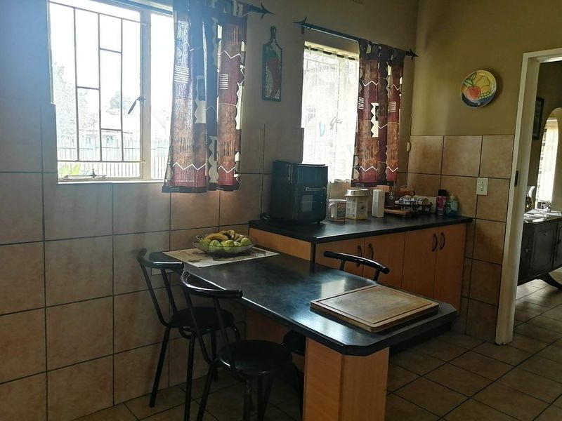 This home with modern kitchen & bathrooms has a lot to offer! - Photo 7