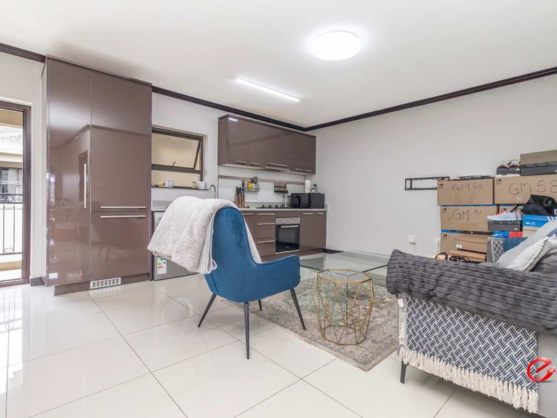 Top Floor Apartment Close to Amenities - Photo 4