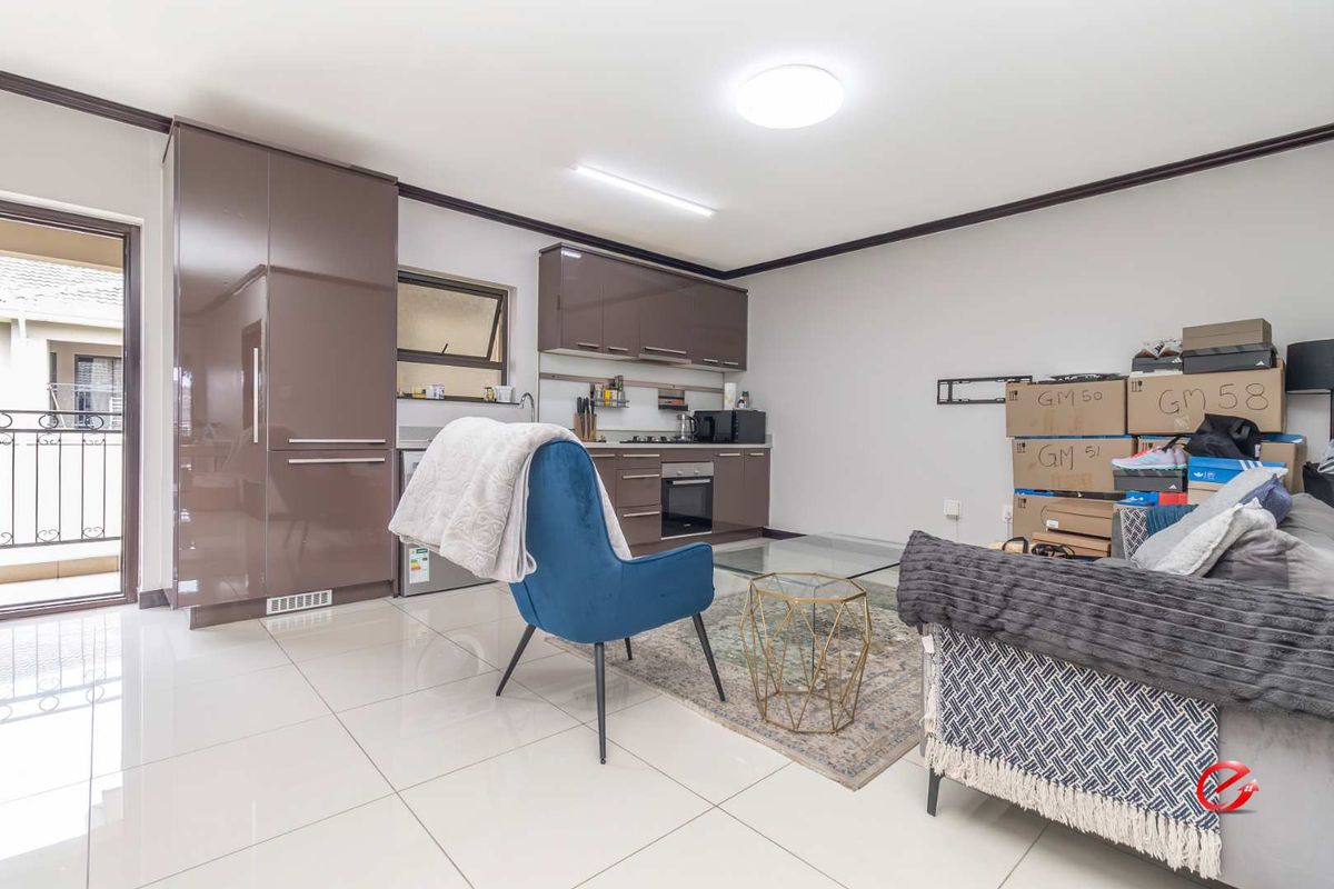 Top Floor Apartment Close to Amenities - Photo 4